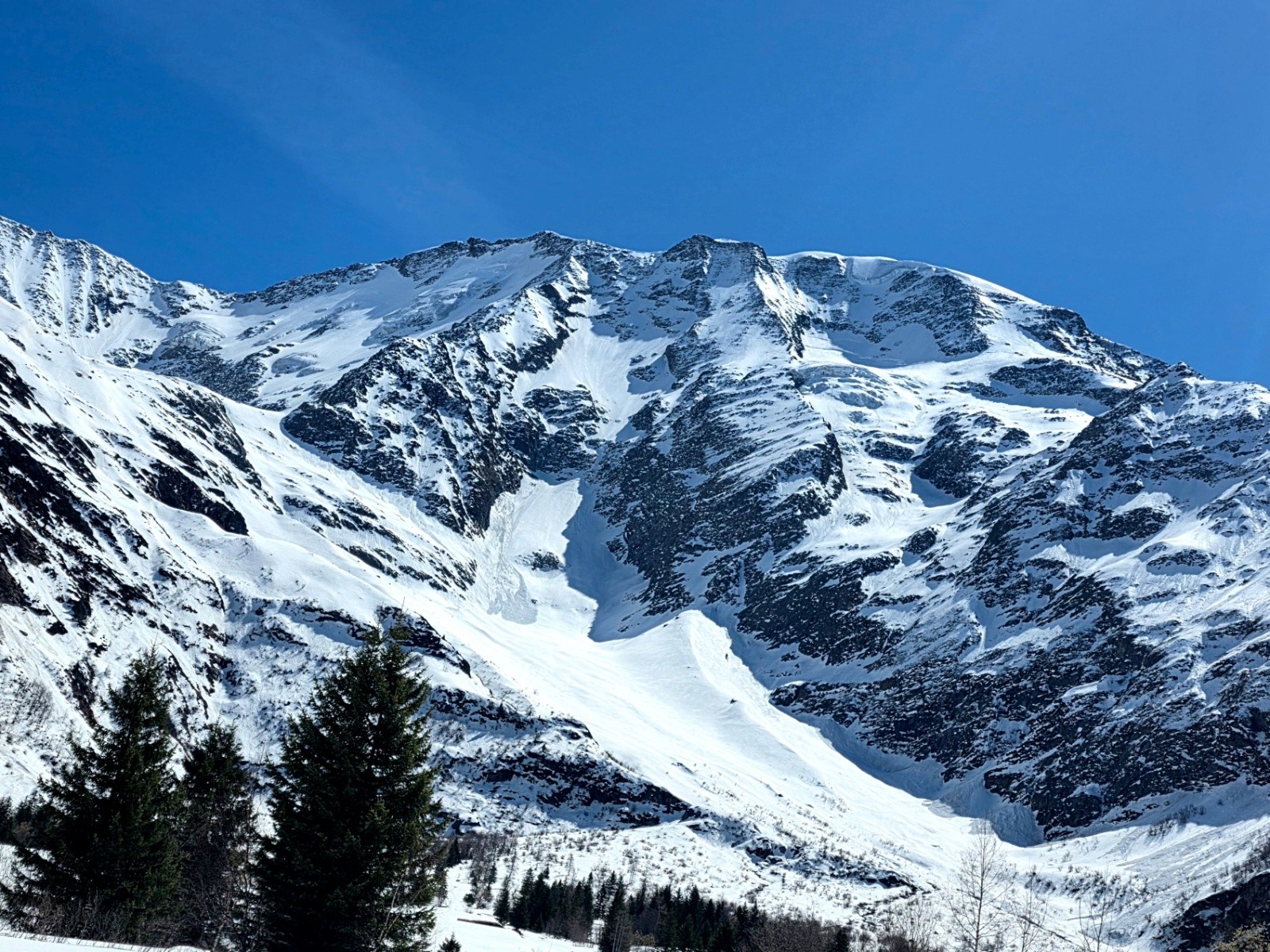 &nbsp;La face Nord des domes de Miages depuis les chalets du Miage. Une sacrée gueule qd meme au printemps !