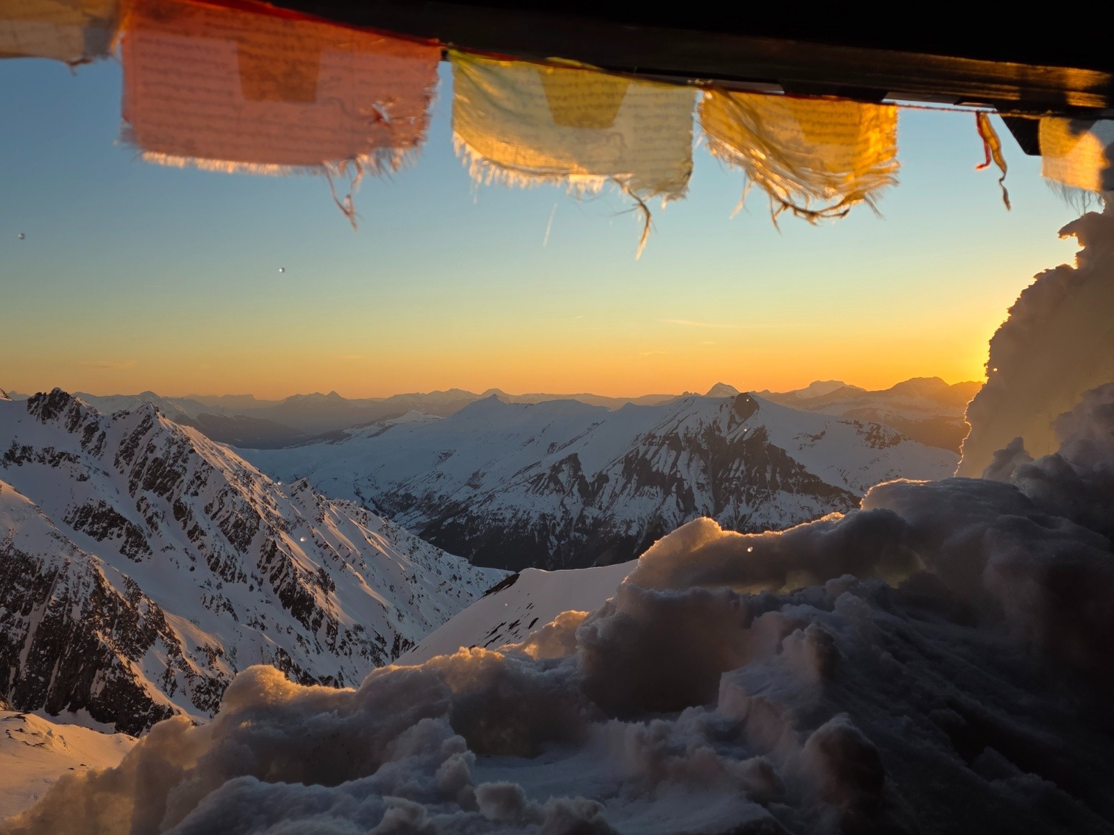 La neige recouvre tout mais la vue est superbe au couchant&nbsp;