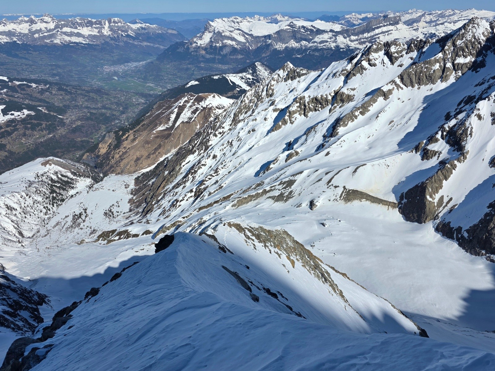 &nbsp;Vue plongeante depuis l arête vers le plan glacier atvau fond la vallée de l Arve, les Fiz, les Aravis et le Jura