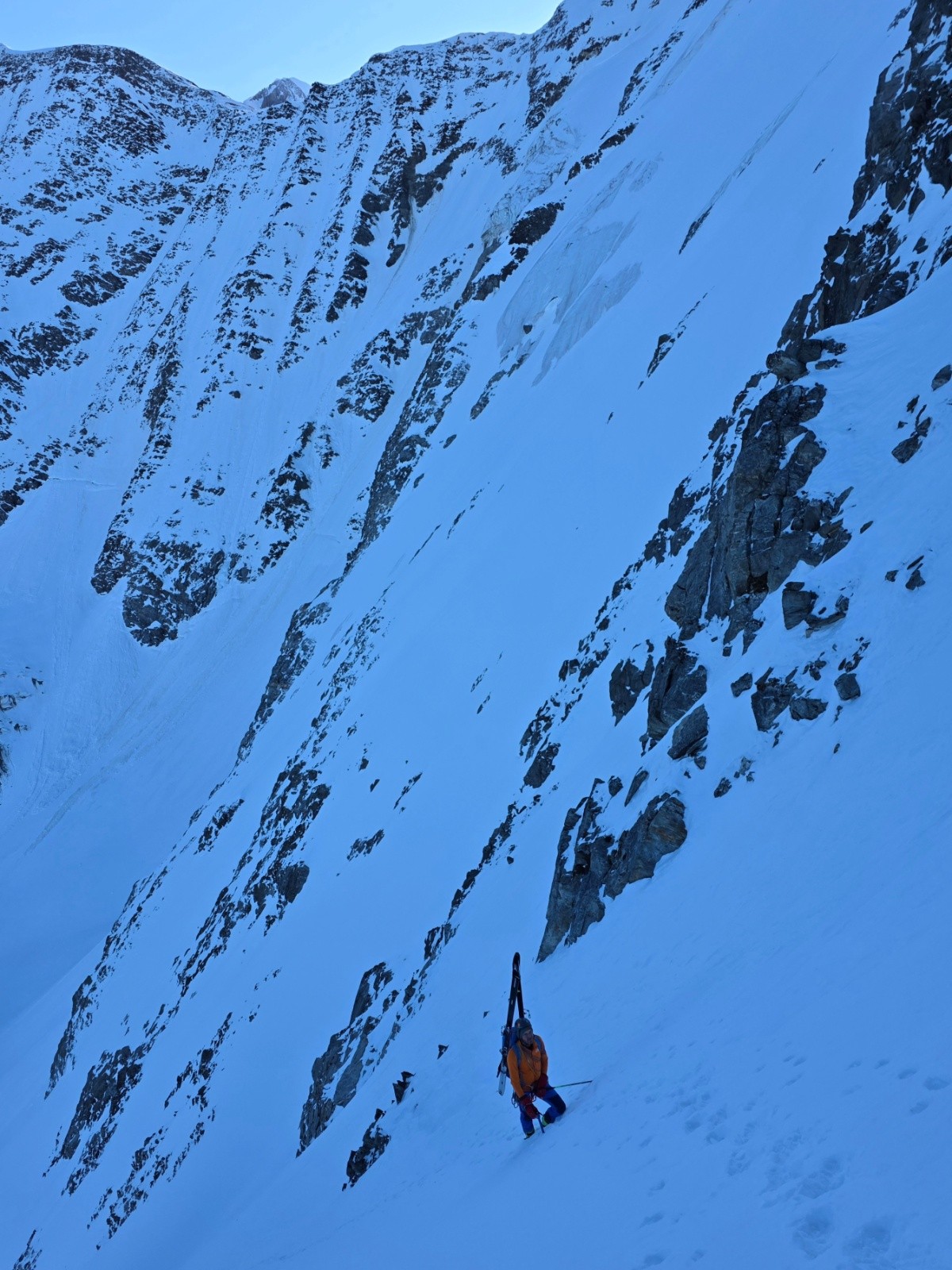 &nbsp;Dans le couloir raide d acces a l arête elle meme