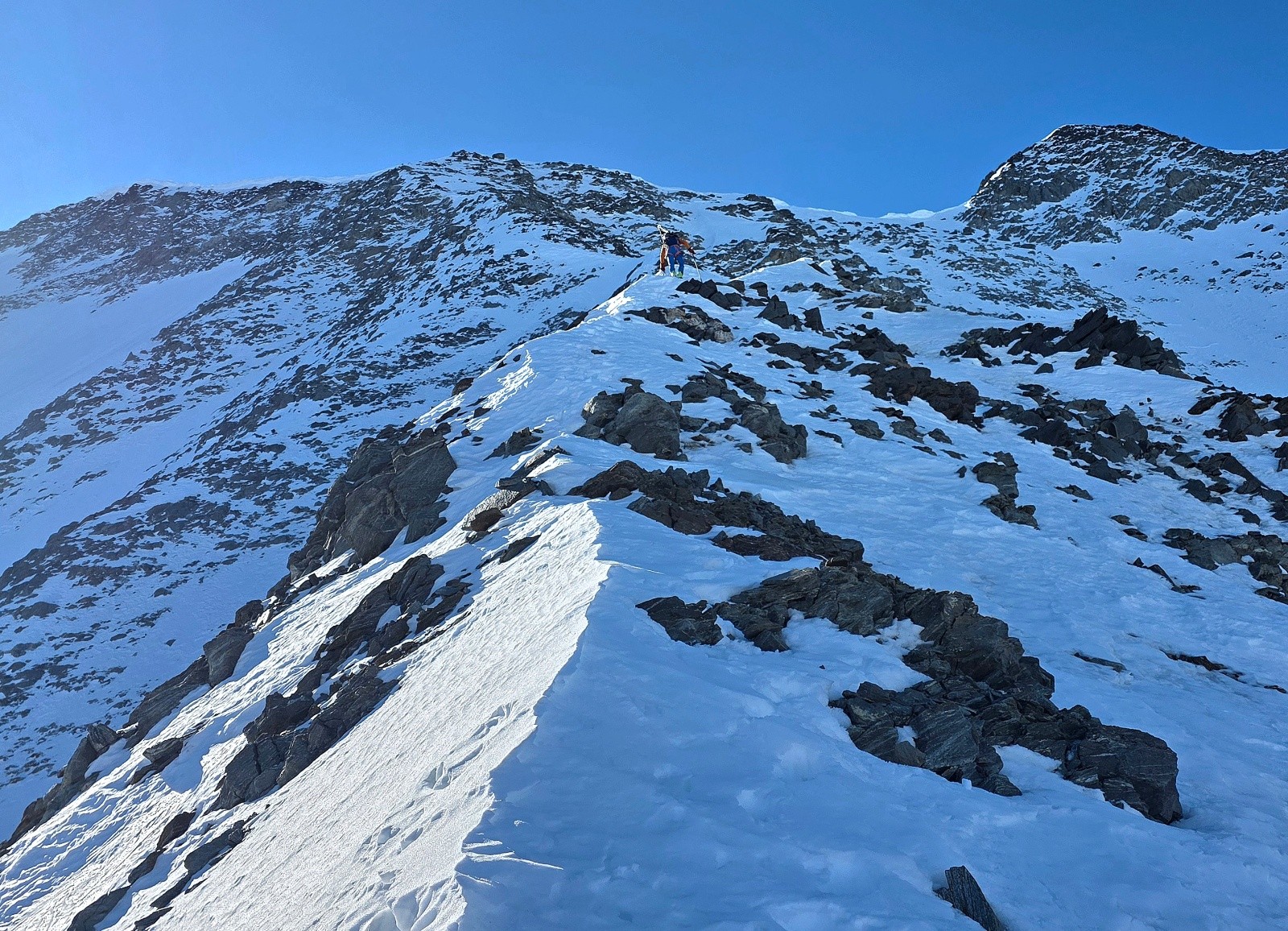 Sur l arête. Premiers rayons du soleil. Le haut de la face paraît loin.&nbsp;&nbsp;