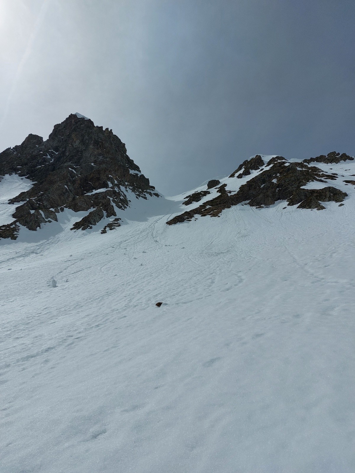 Le vrai col de la Grande Vaudaine depuis la combe de la Grande Vaudaine (resté vierge, on est monté plus au Nord à droite)