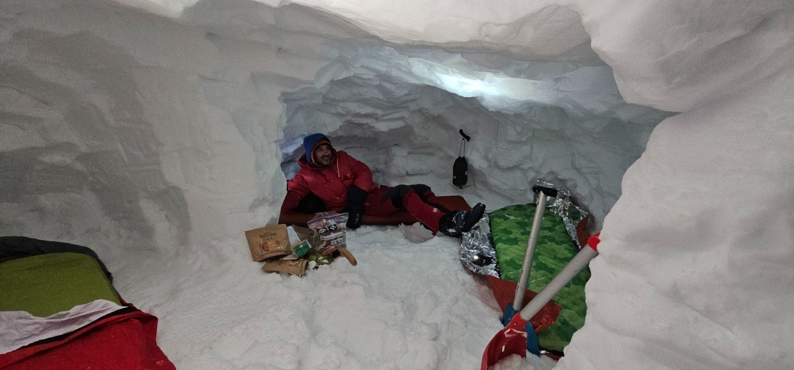&nbsp;Pour la seconde nuit, on a un peu agrandi l'igloo.