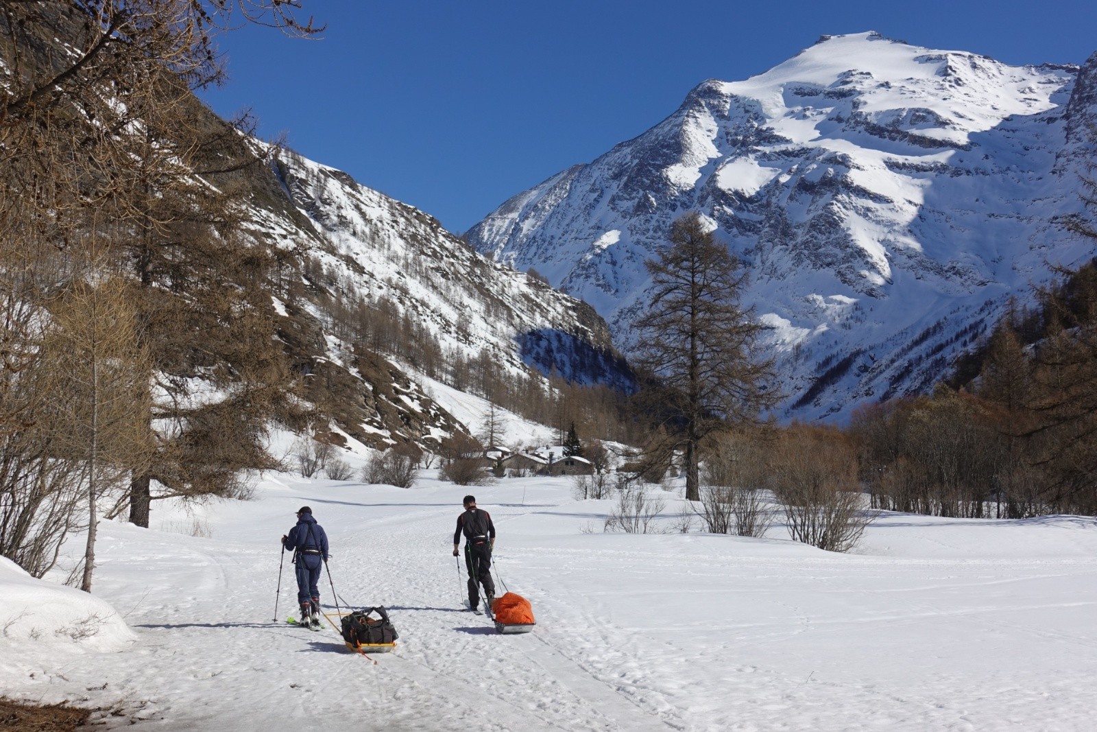 Peu après le départ, décors de rêve sous la face Nord de la Charbonnel