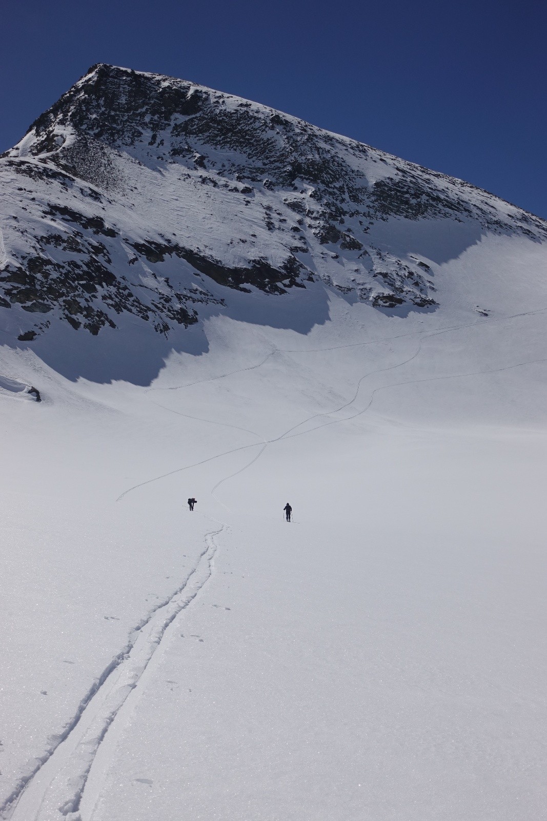 Sous la pointe de la Valette, une traversée en poudre dense