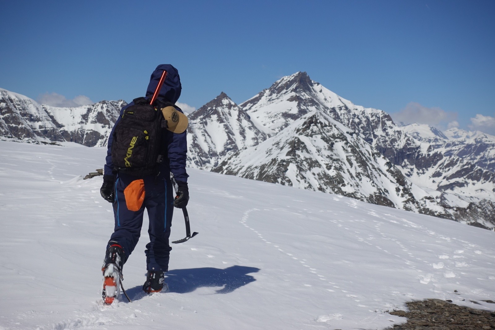 Leonard devant la Charbonnel. Ca doit être sympa un igloo là-haut !