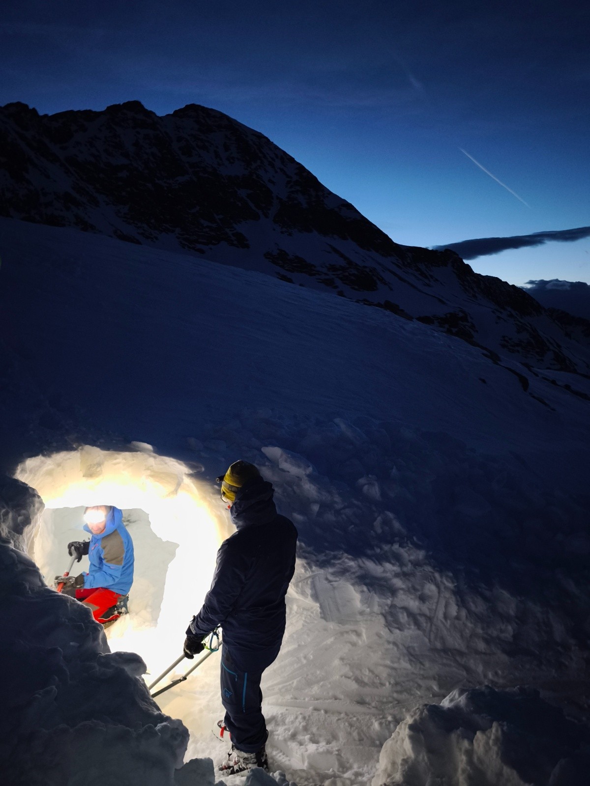 Derniers coups de pelle et rotations de pulka pour évacuer la neige&nbsp;