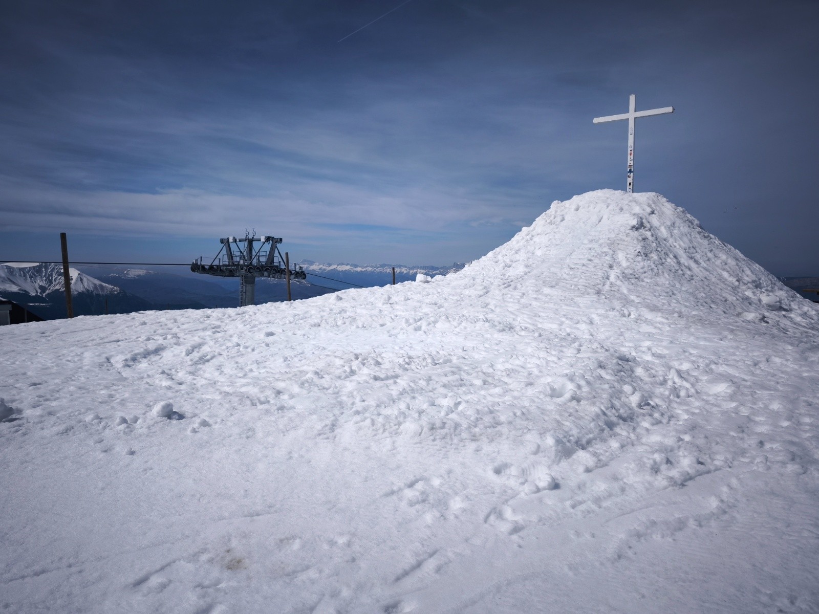 2 croix faites sur 2 heures d'écart, mais les photos sont strictement identiques, le soleil n'ayant pas vraiment fait évoluer les couleurs/luminosité.