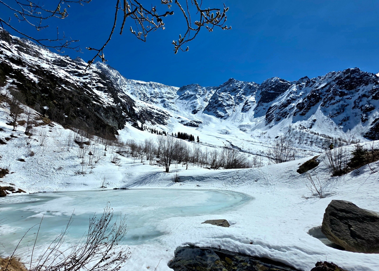 #16 Arrivée a 1700m au lac d Armancette. Au fond les.couloir du cirque de Chaborgne Arrivée a 1700m au lac d Armancette. Au fond les.couloir du cirque de Chaborgne