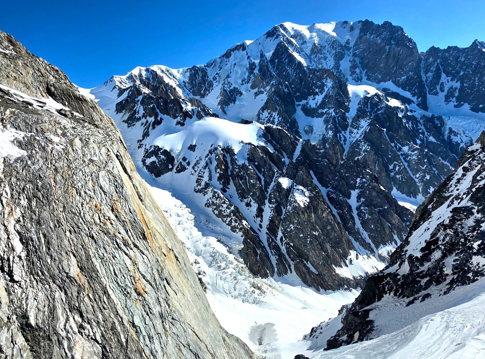 #7 Vue extraordinaire sur le versant sud Ouest du massif du Mont Blanc depuis lé col infranchissable. Très tres tres impressionnànt. Vue extraordinaire sur le versant sud Ouest du massif du Mont Blanc depuis lé col infranchissable. Très tres tres impressionnànt.