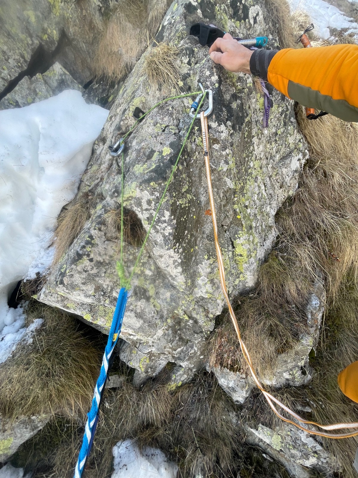 le relai du dernier rappel: piton et escaper pour la backup line en monobrin. Test du descendeur \