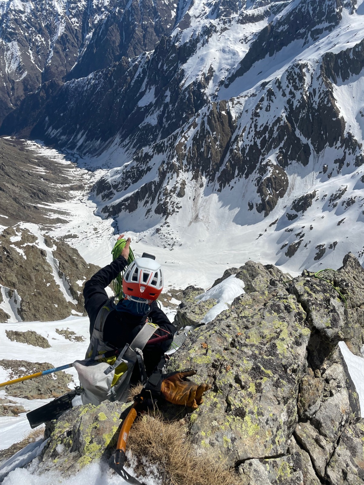 préparation d'un relai pour passer une petite traversée expo car neige trop humide&nbsp;