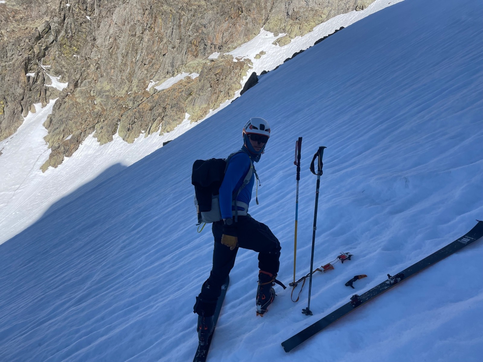 Alain dans la montée des Gaisses (Ouest). On passe en mode crampons&nbsp;