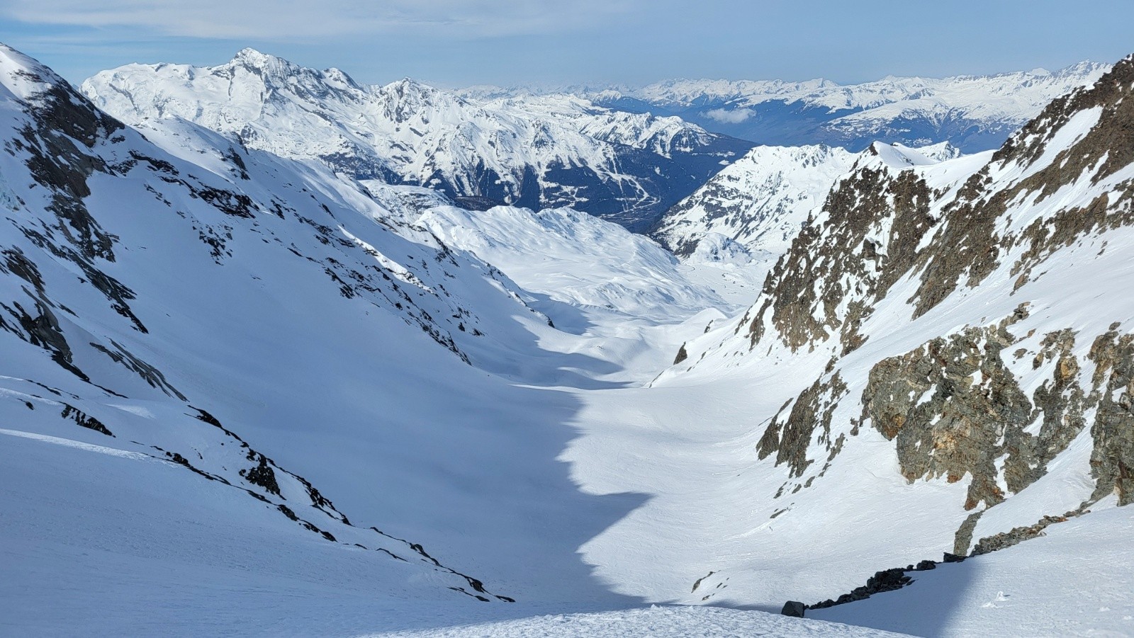 J3 Première descente du Col des Vedettes à 10h30. Bumpy ride. La neige est dure, sauf vers la fin.