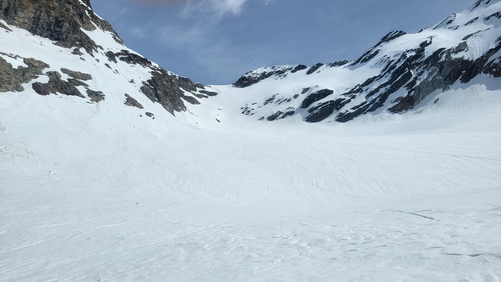 J3 Les gendarmes rencontrés à la montée au col commencent à descendre. La neige est maintenant transfo.