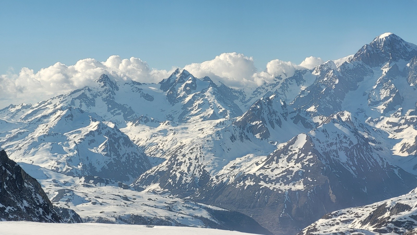 J2 Zoom sur le Petit Mont-Blanc. Je cherche le Bivacco Gino Rainetto. Depuis ce dernier, le coucher de soleil sur le Mont-Blanc est magnifique.
