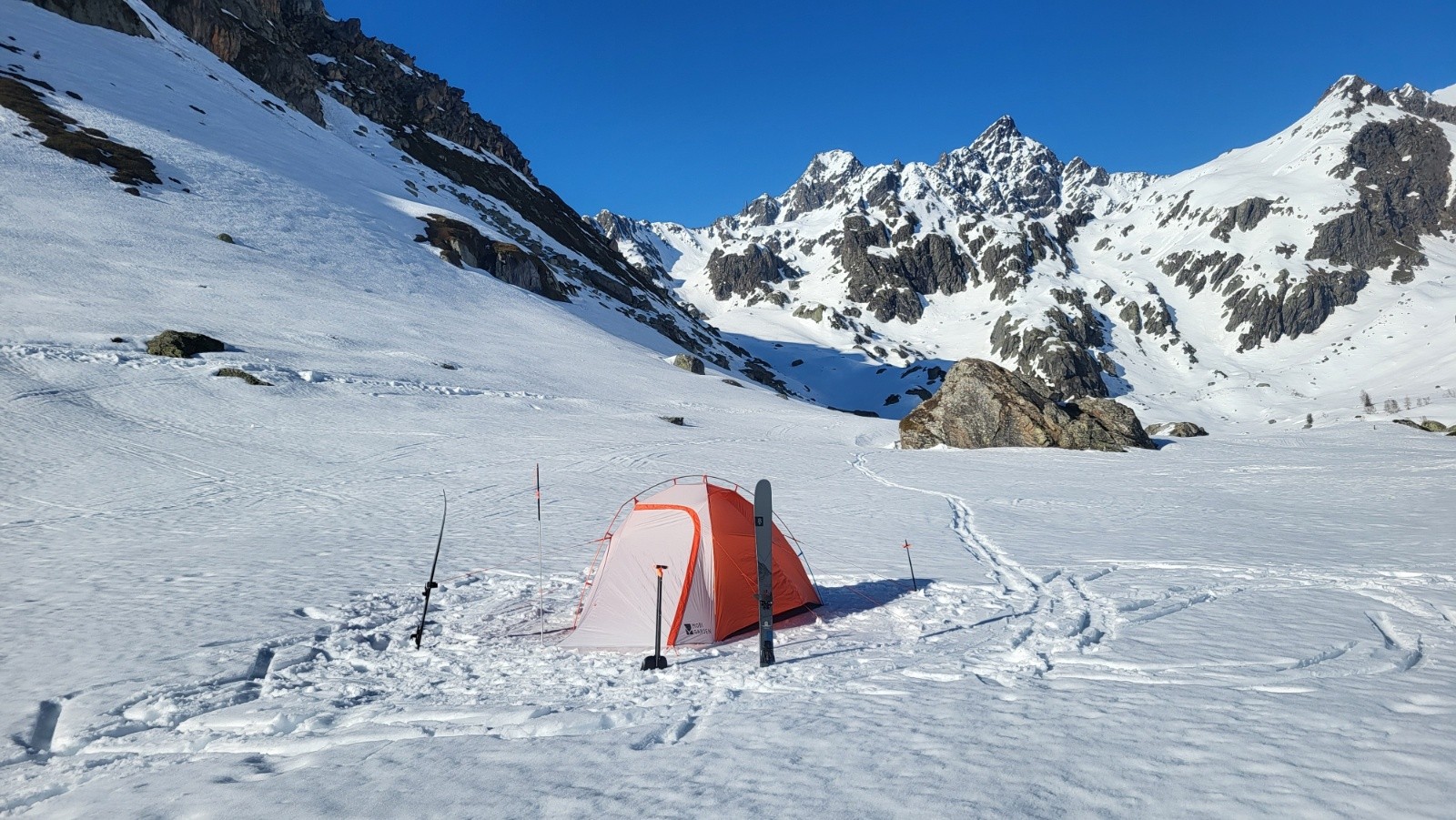 &nbsp;J1 Le bivouac est prêt deux heures avant le coucher de soleil. Tente Cold Mountain SnowWing XT2 EXO FFP 20D N40 MobiGarden. 1.5kg sans les sardines.