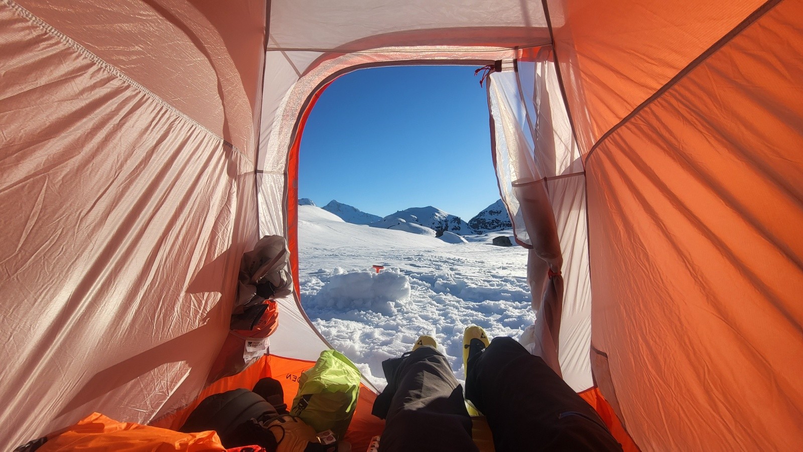 J1 Tente pour deux personnes. Spacieuse pour une personne.