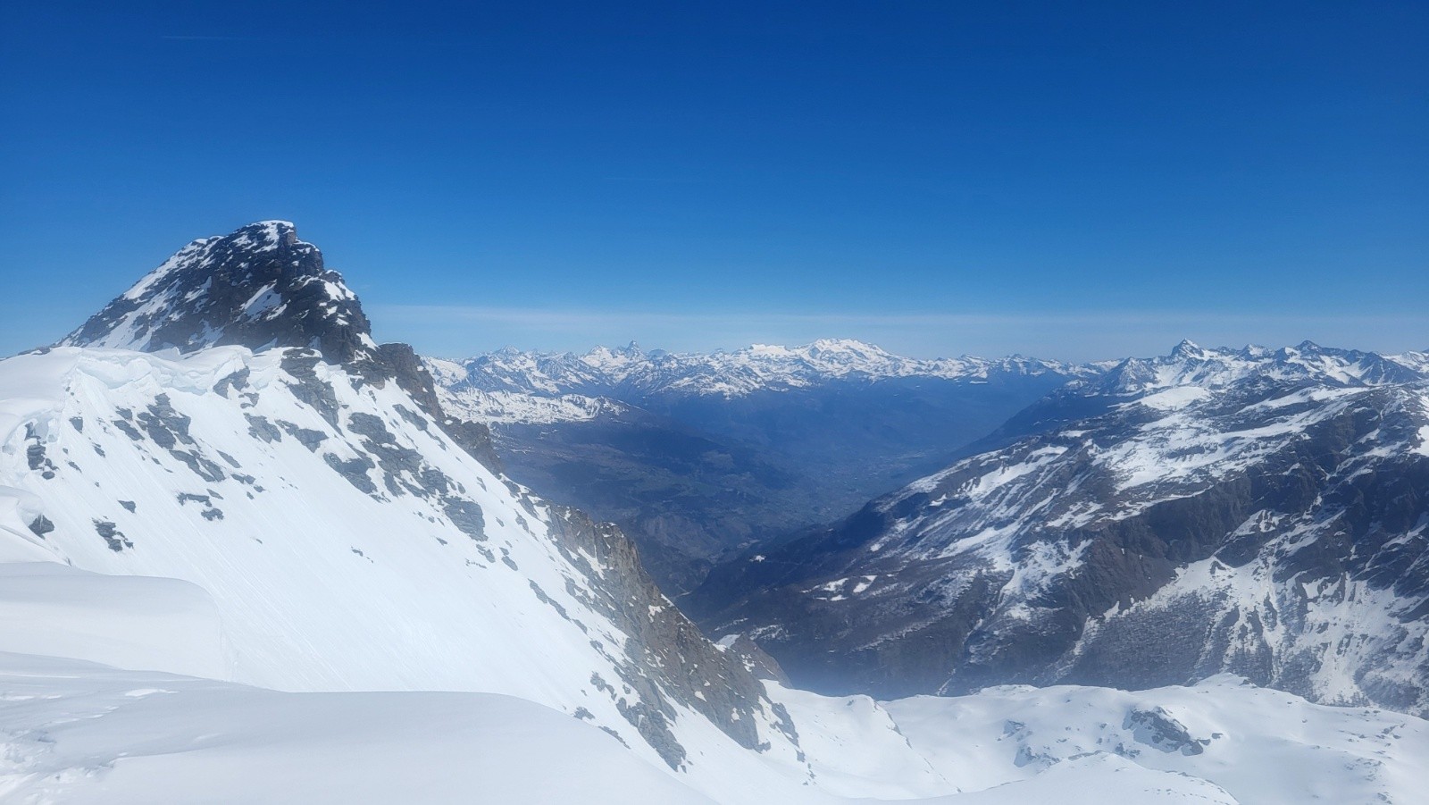 J2 Caméra sale donc photo floue. Vue depuis le Bivacco sur Aoste. Au-dessus de la ville: Le Mont Rose. A gauche: Le Château-Blanc.