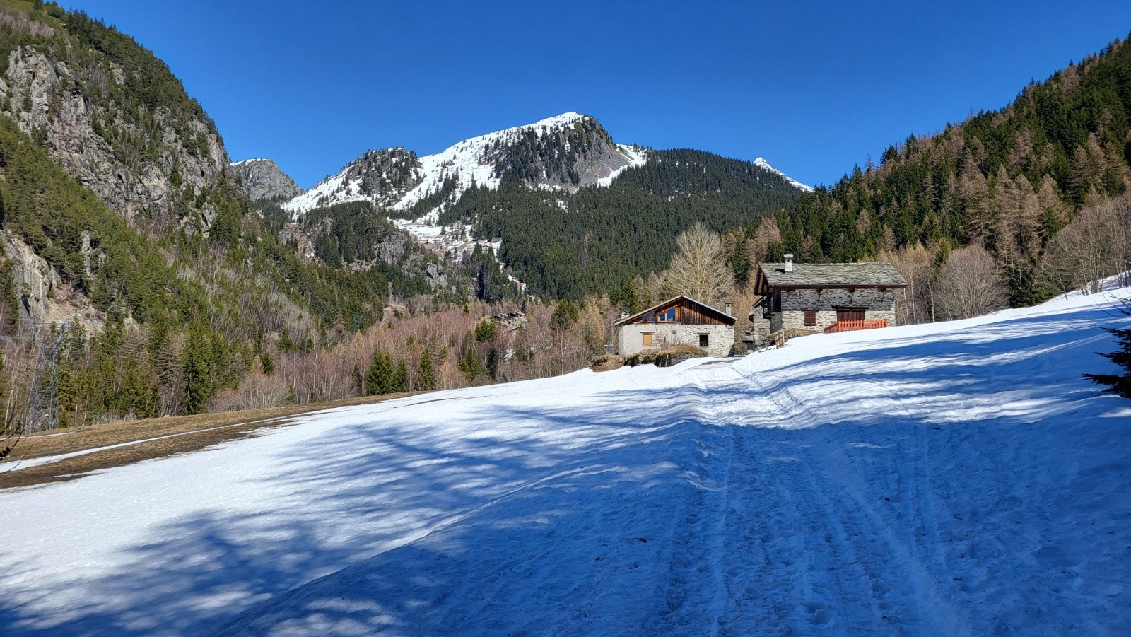 J1 Quelques passages avec ski au pied sous les 1600m. A cette heure de la journée, les peaux sont gorgées d'eau du début à la fin.