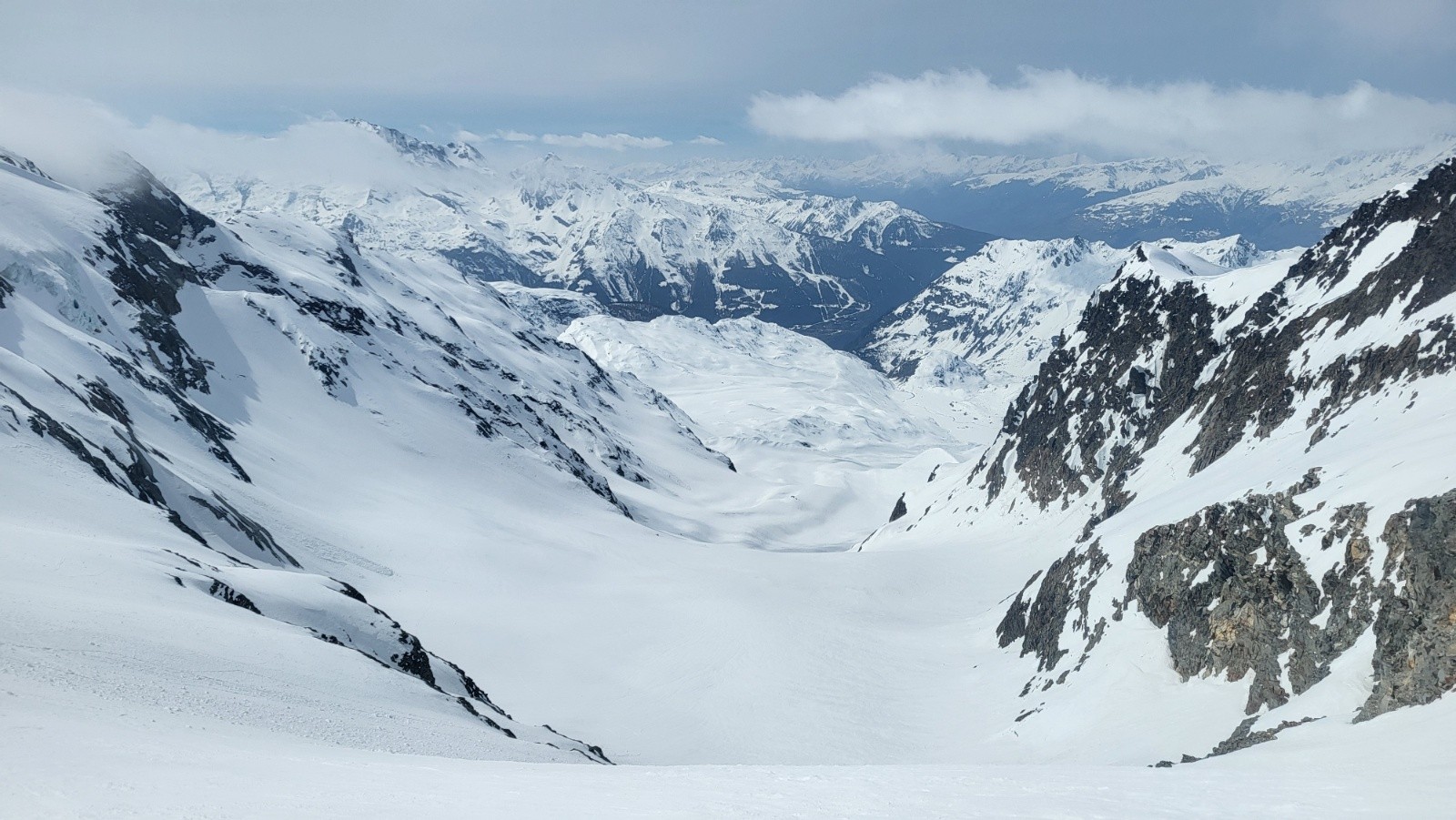 J3 Deuxième descente du Col des Vedettes. Le début est dur grâce au vent, puis la neige est transfo. Sur la droite, les skis ont tendance à passer sous une surcouche fragile/transfo.Il vaut mieux rester à gauche (reste plus longtemps à l'ombre).