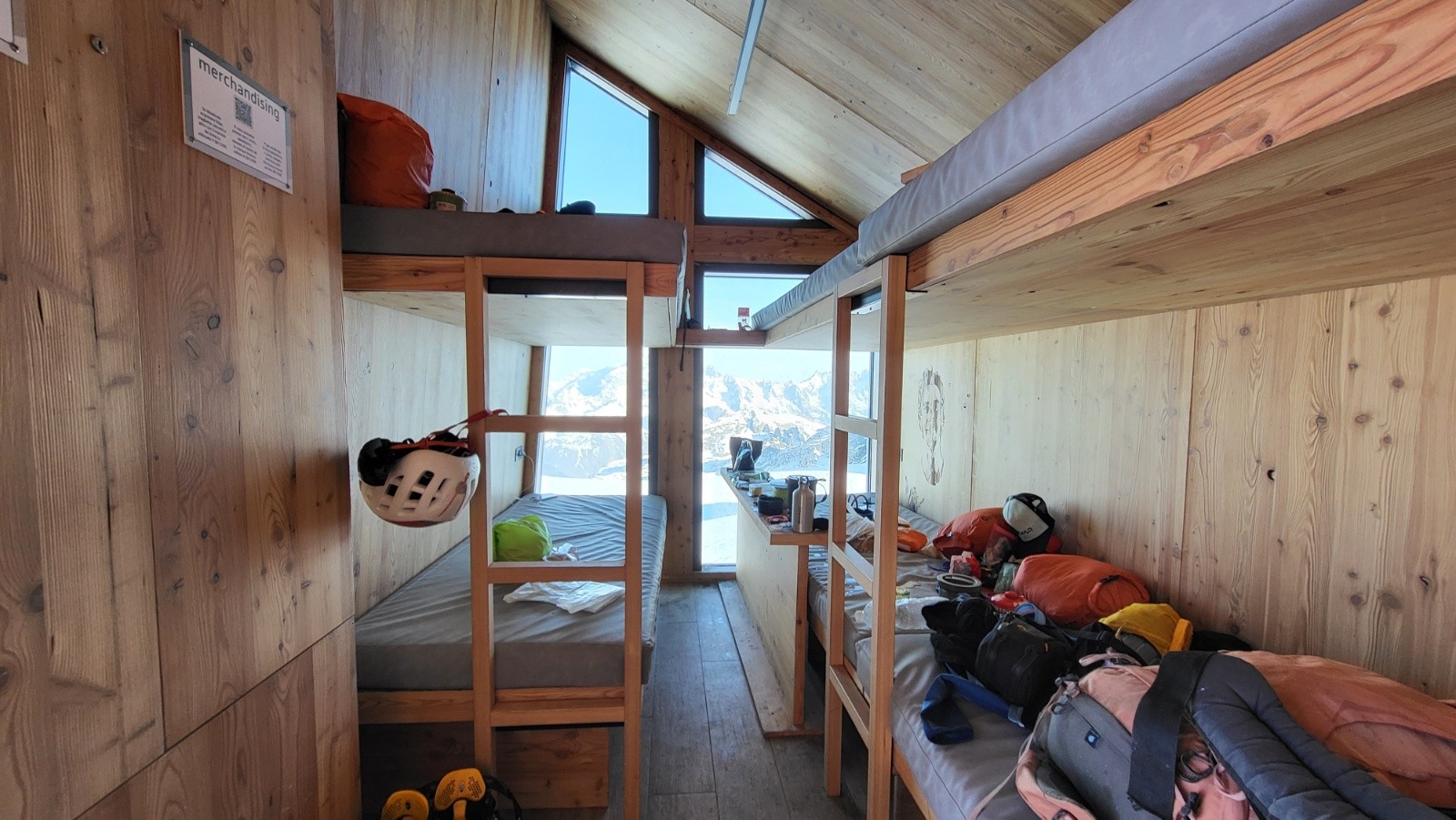 J3 intérieur du bivacco. Mes camarades toscans sont parties à la tête