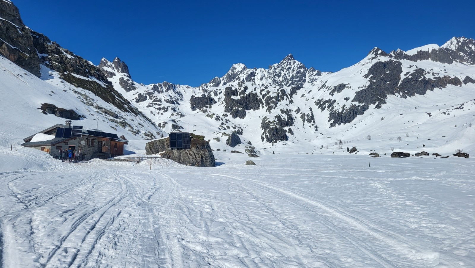 J1 Le Refuge du Ruitor. Il est complet ce soir. Plusieurs guides ou club et leurs clients.