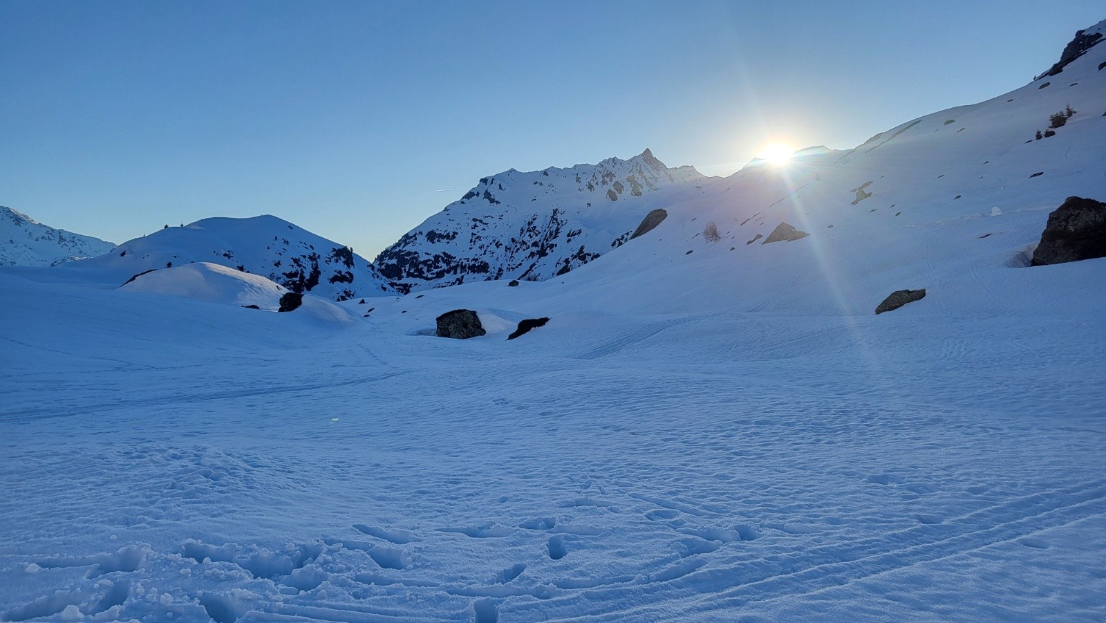 &nbsp;J1 Le soleil disparait vers 19h20.