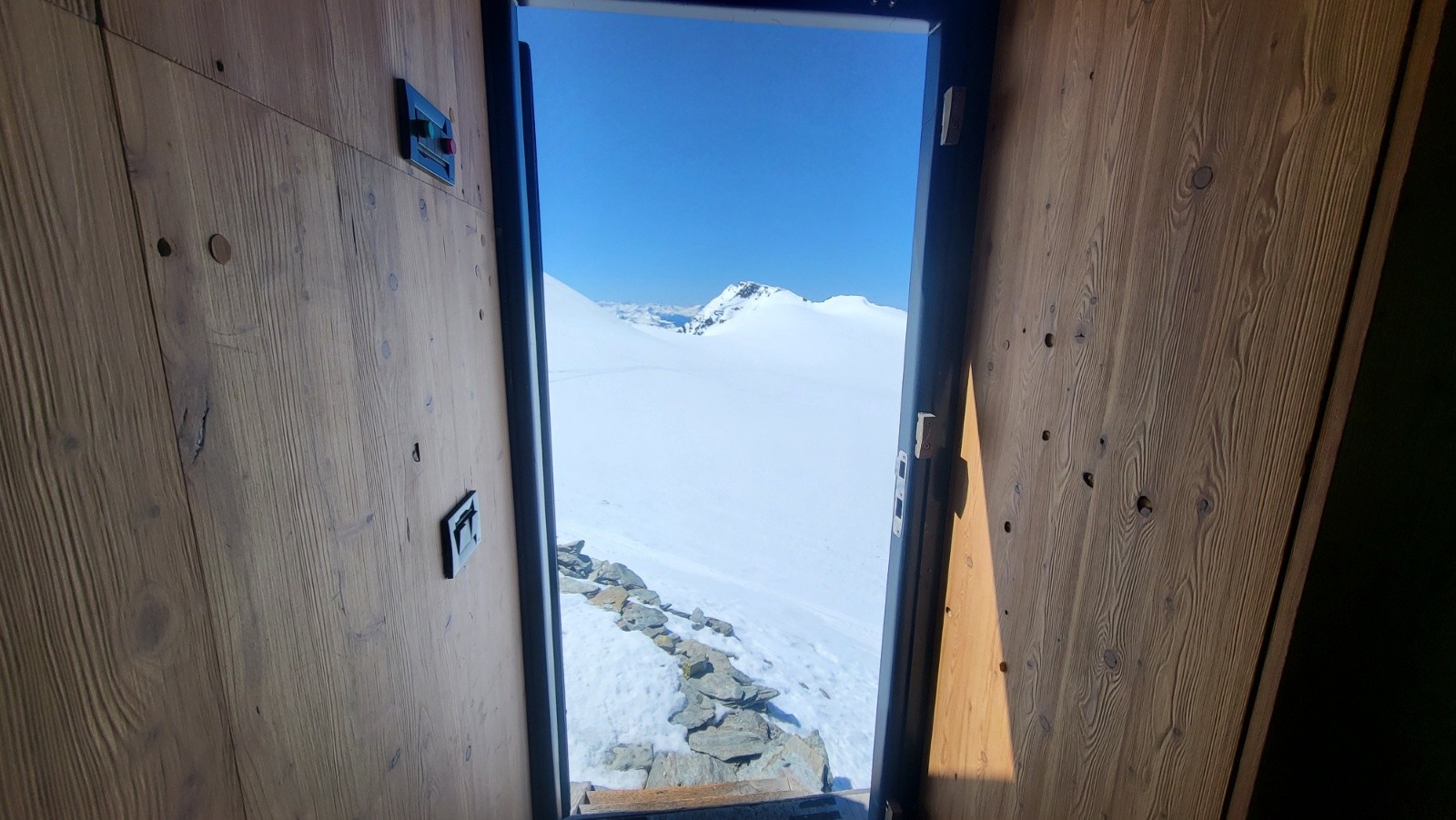 J2 Vue depuis la porte du bivacco (vers la France).