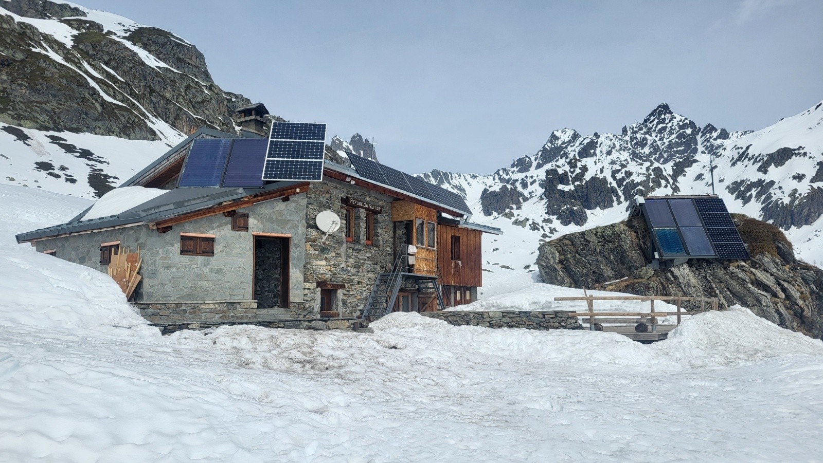 J3 dernier IceTea avant de quitter les lieux. Le refuge est à nouveau complet ce soir.