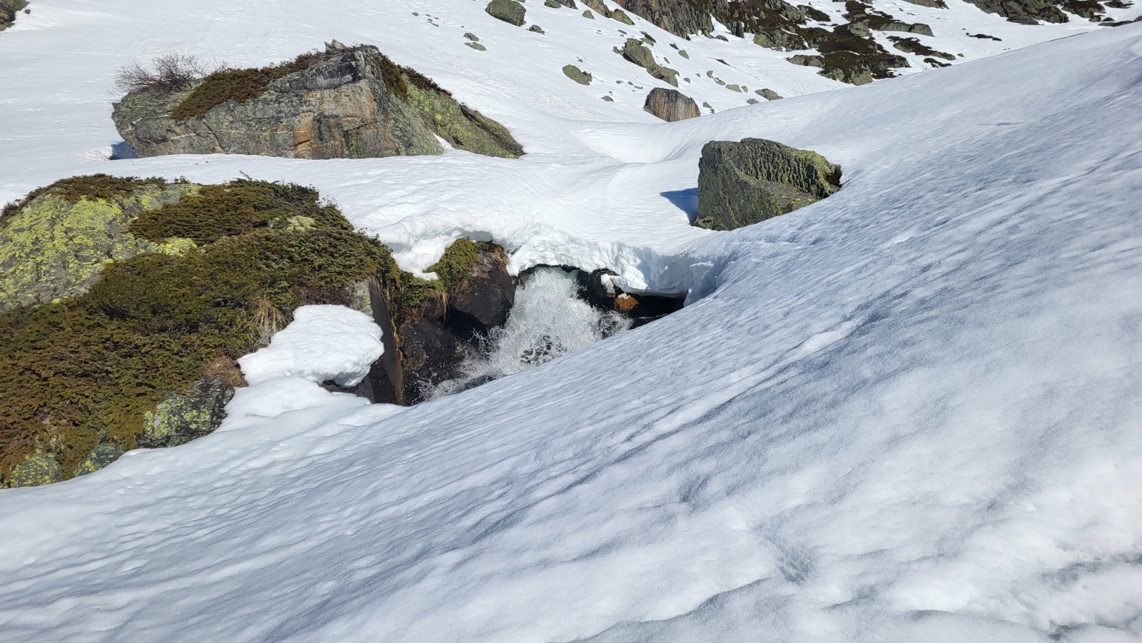 J2 Ça coule en abondance, un peu plus haut que le bivouac. Pas besoin de faire fondre la glace, il vaut mieux économiser le gaz.