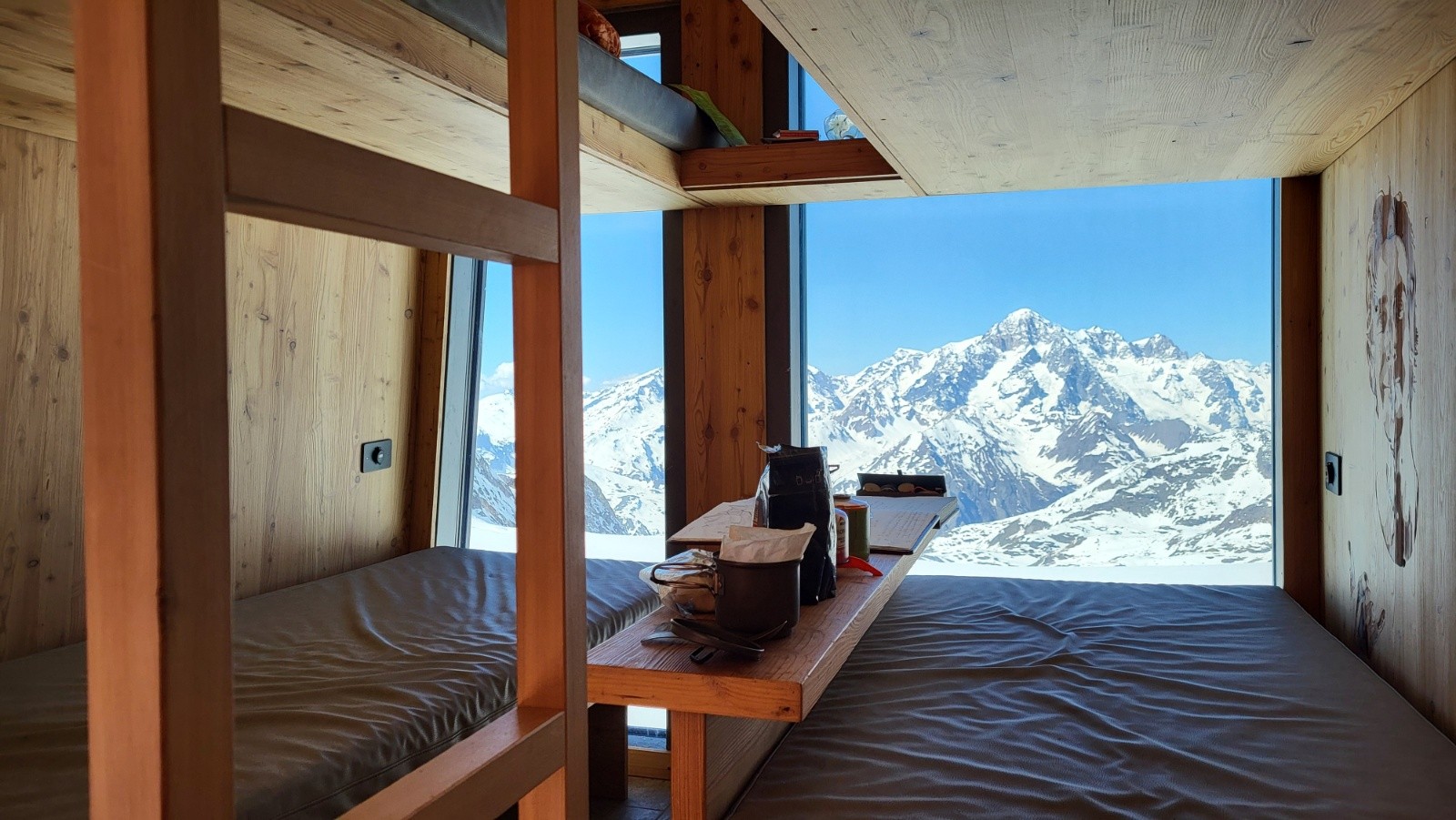 J2 L'intérieur du bivacco.Cinq Cinq Toscans m'ont rejoint vers 16h00. Ils sont partis de Planaval +1700m.