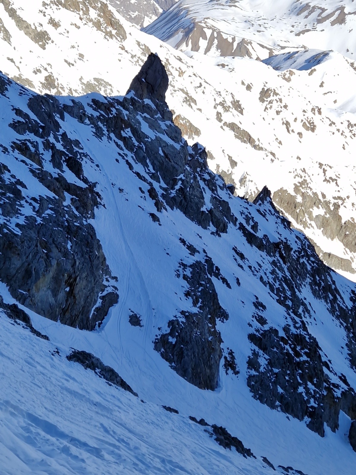 &nbsp;Traces d'entrée rive g.