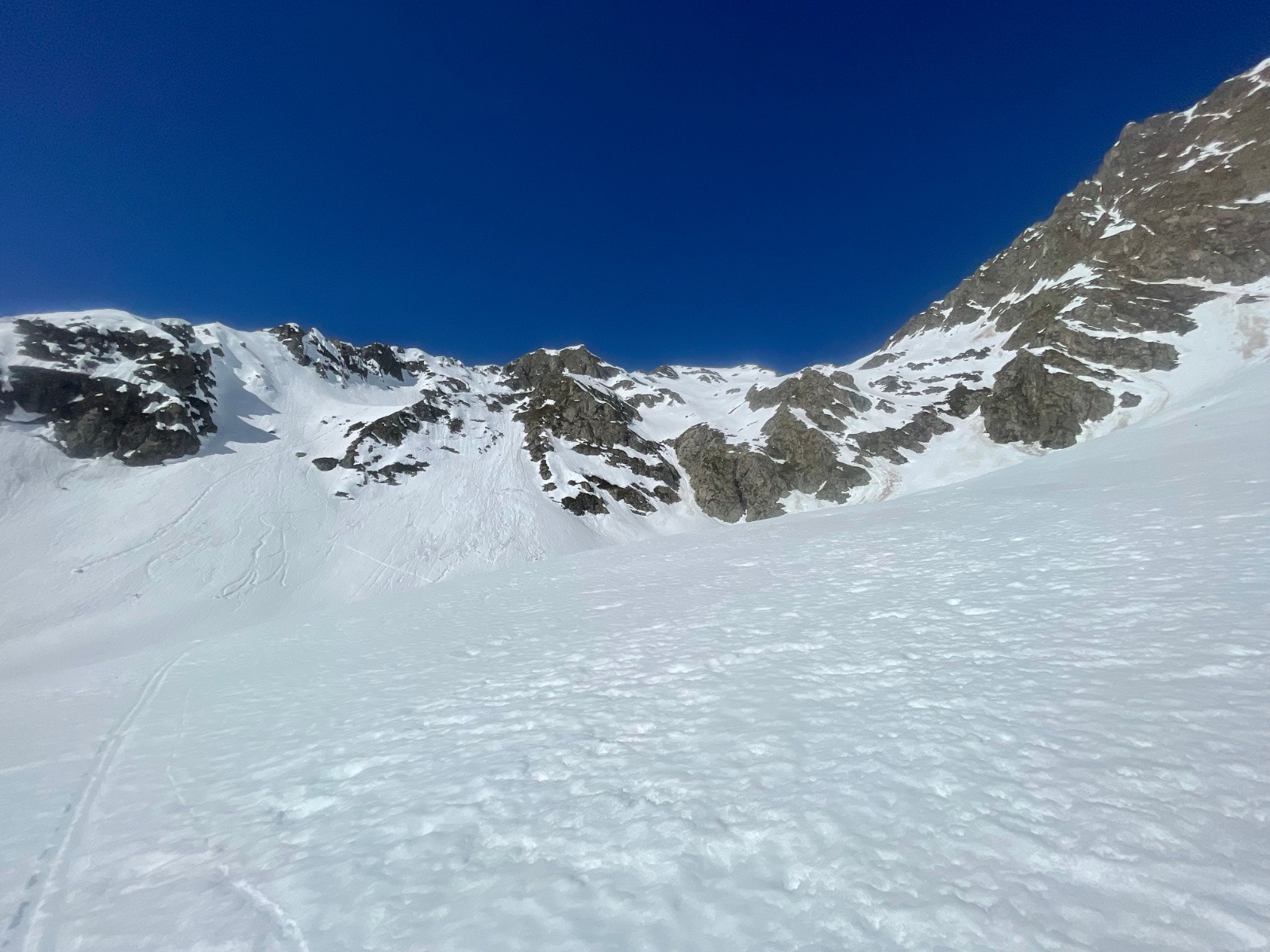 à gauche la descente du sentier d'été, à droite ça ne passe plus
