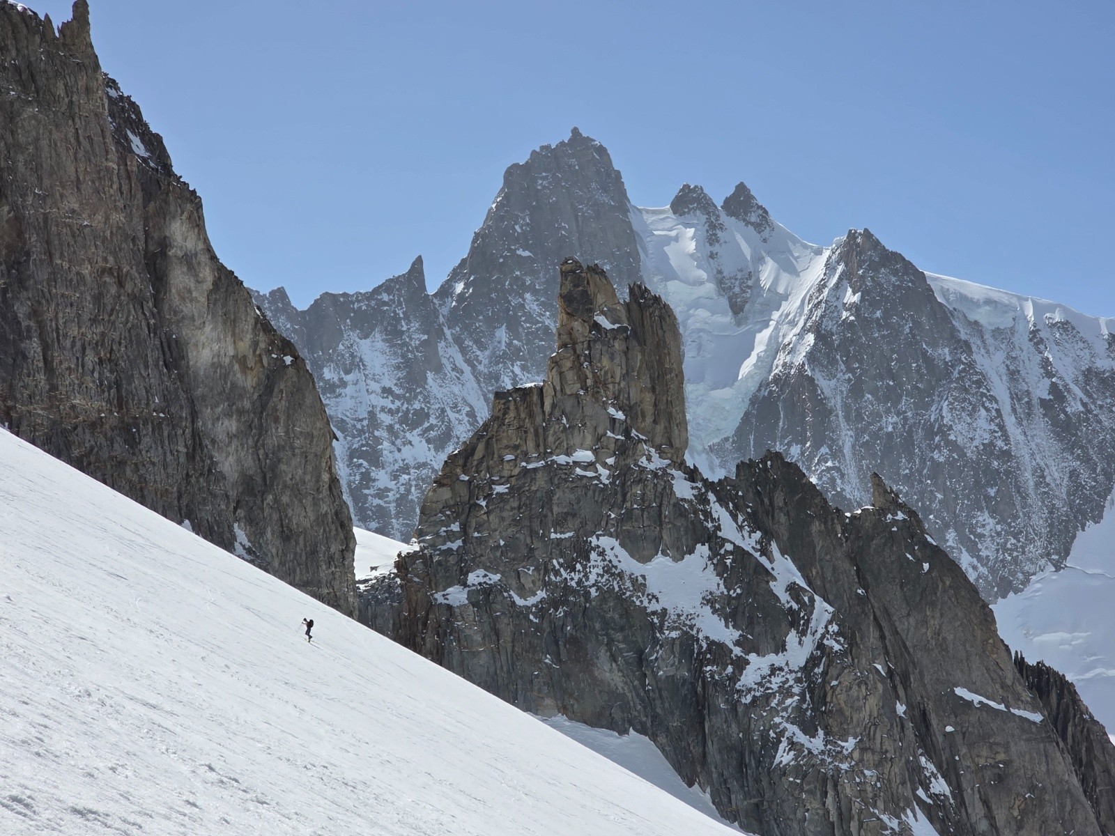 &nbsp;Dans la montee vers le col d Argentiere avec la face N du Triolet au fond. Quelle ambiance !