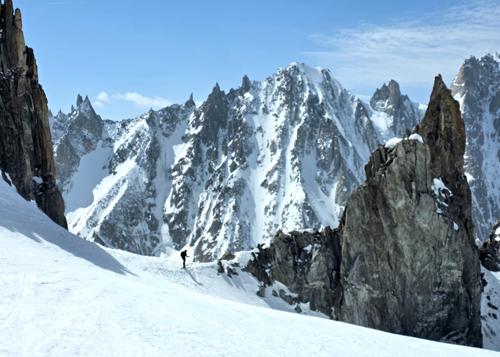 &nbsp;Vue sur la pente des Cristaux et la NNE des Courtes