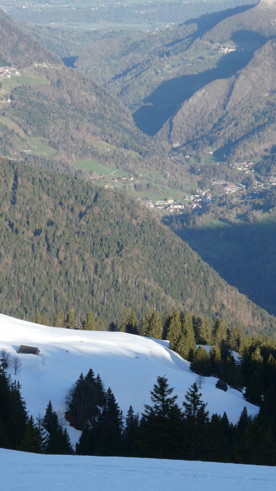 L'Alpettaz suspendue au-dessus de la vallée du Guiers Vif