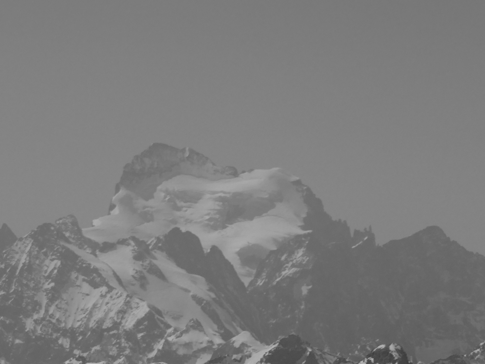 #24 Une Barre d Une Barre d'Ecrin de loin...