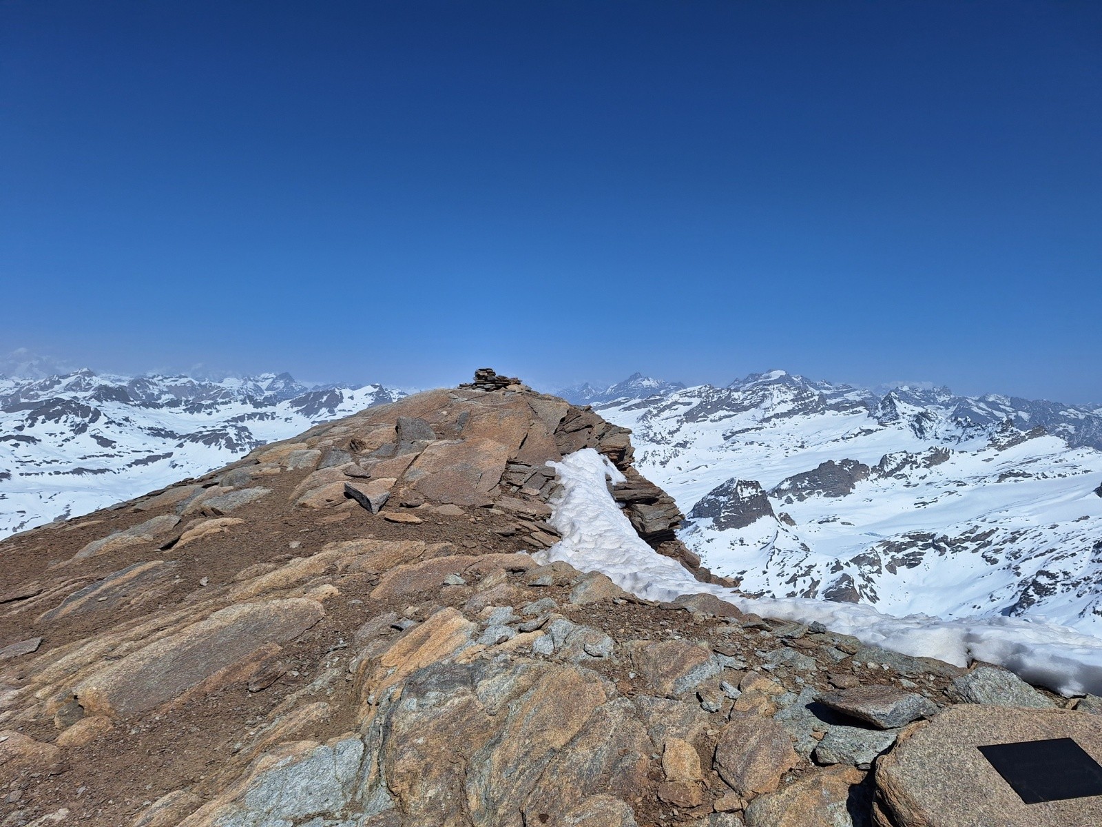 #12 Grand Paradis et Grivola à droite du cairn sommital Grand Paradis et Grivola à droite du cairn sommital