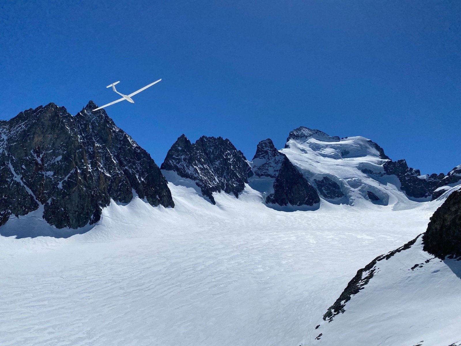 Passage d un planeur devant le Dôme des Écrins&nbsp;