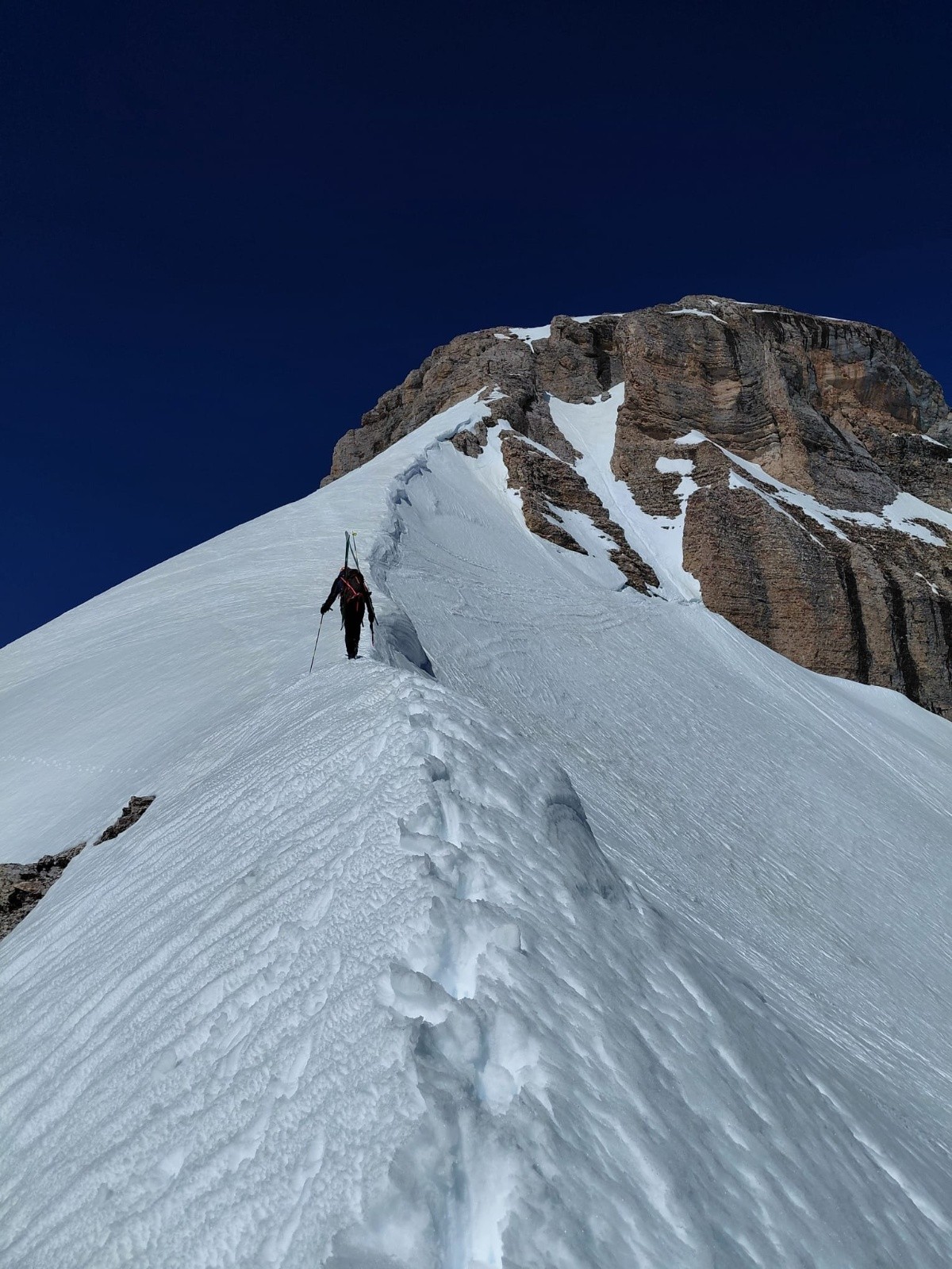 Remontée vers la pente Sud principale sous le sommet&nbsp;