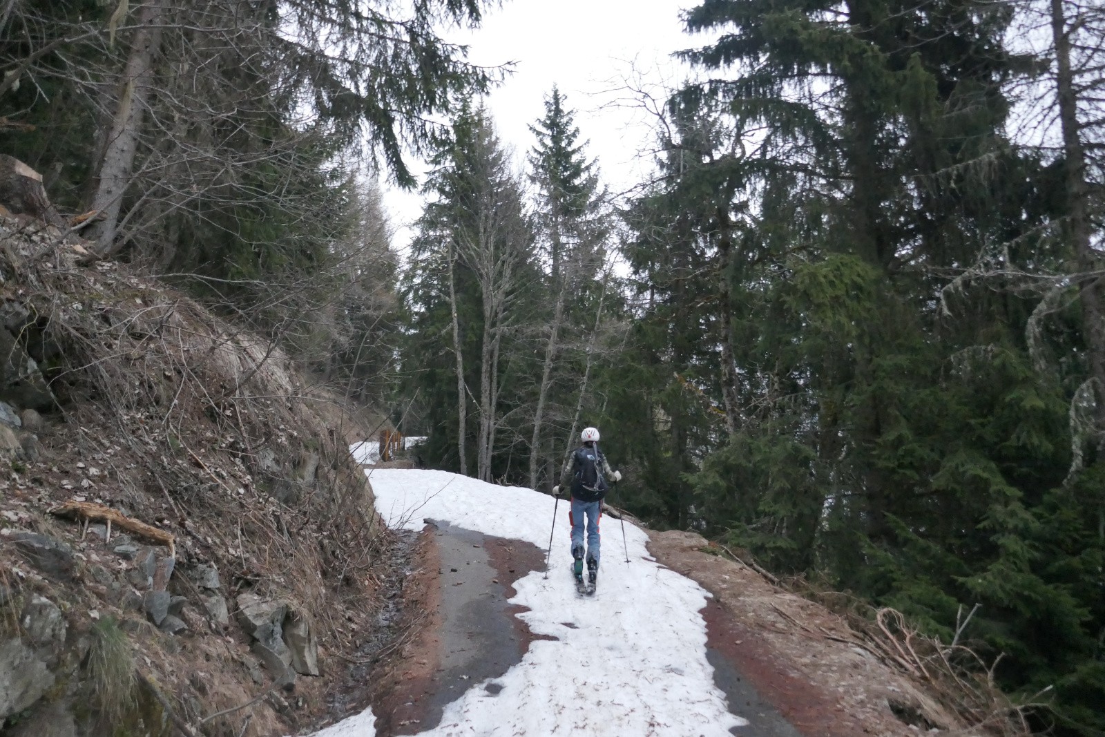 Un peu de neige sur la route à 1600m 
