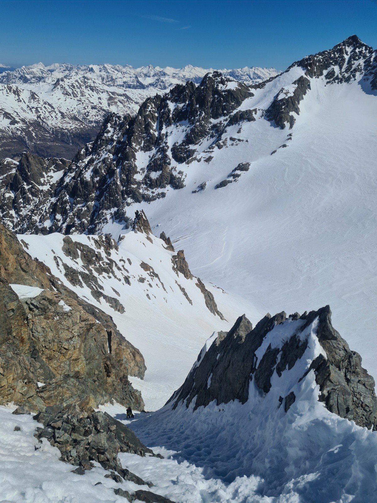 &nbsp;petit couloir S (100m 50°) sur la droite du col