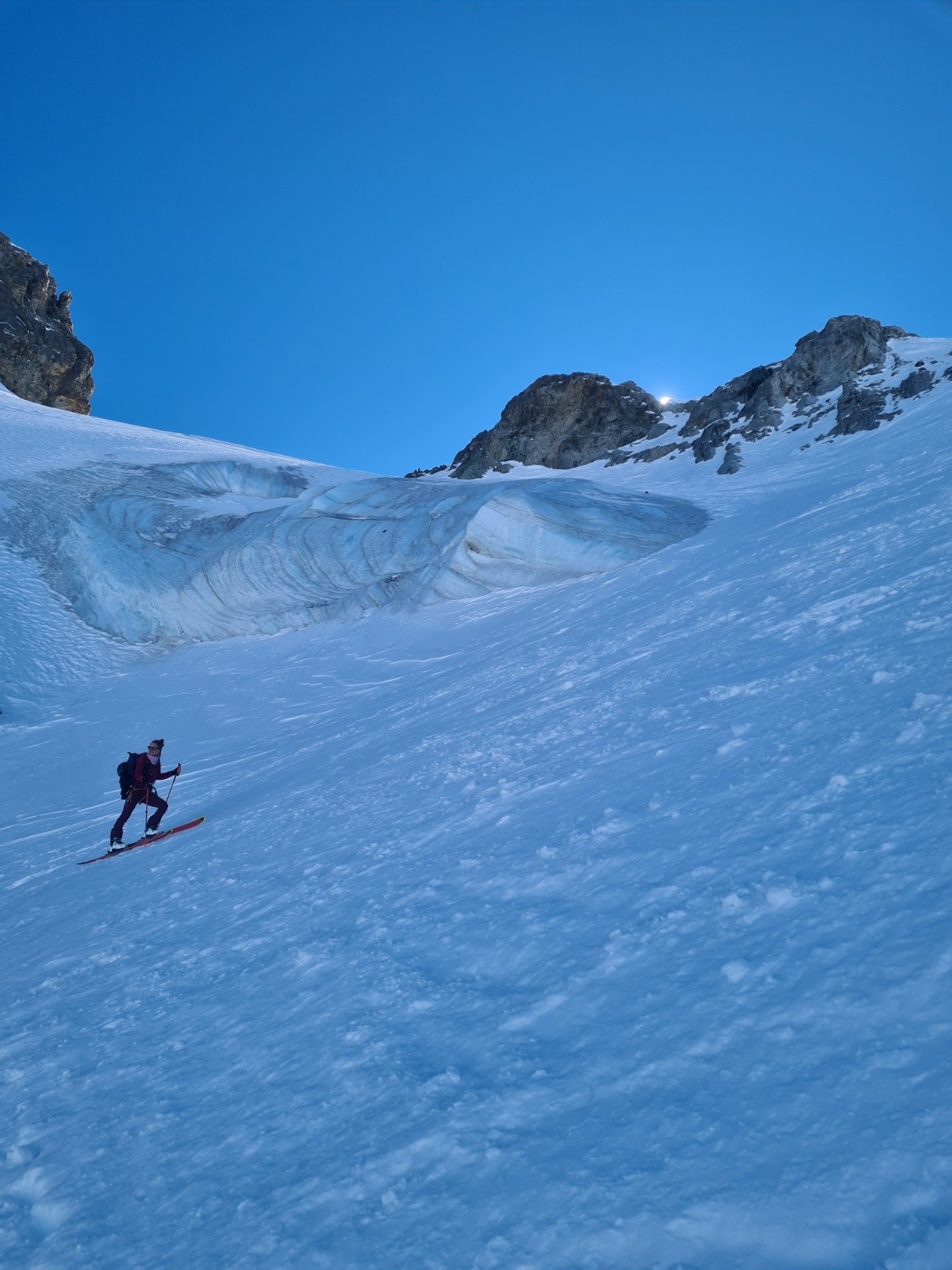 &nbsp;barre de séracs juste sous le sommet que l'on contourne par la droite