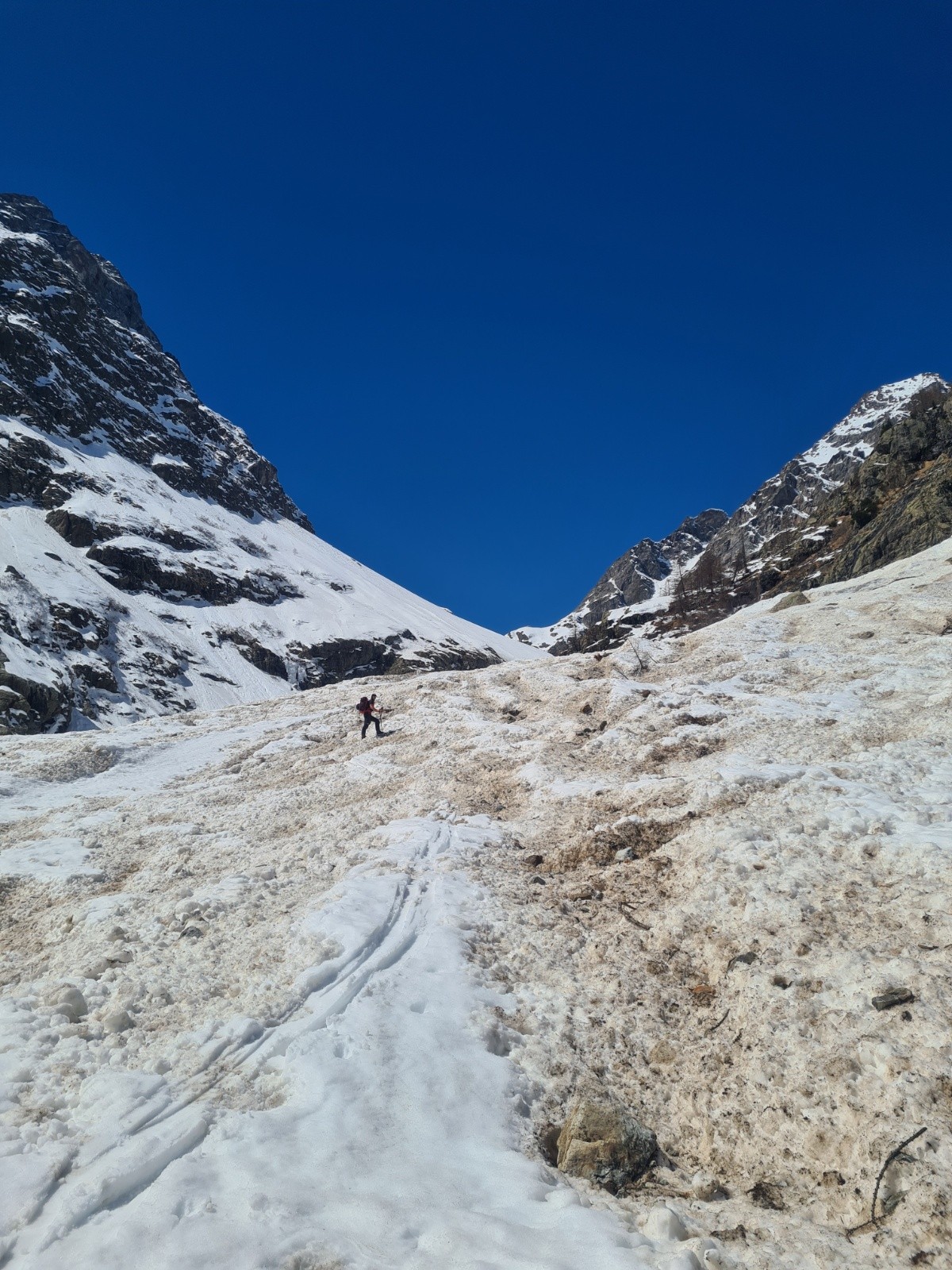 #5 Vallon de Celse Nière où les couloirs ont pugé et le terrain est labouré Vallon de Celse Nière où les couloirs ont pugé et le terrain est labouré