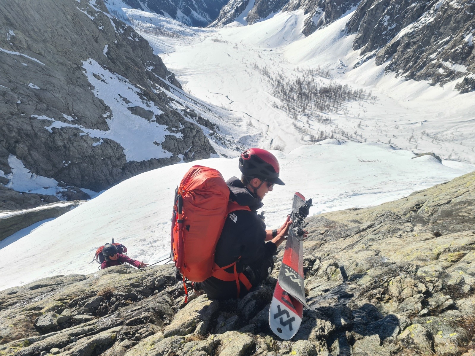 #3 Déchaussage et passage des skis sur les barres rocheuses (vers 2250m) sous le glacier blanc Déchaussage et passage des skis sur les barres rocheuses (vers 2250m) sous le glacier blanc