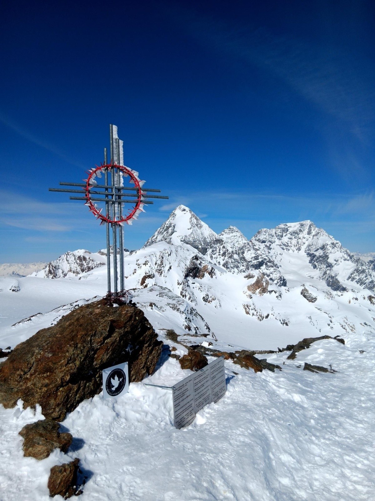 &nbsp;J7: Cima Tre Canonni, avec un mémorial pour la paix, là où les soldats italiens et autrichiens se battaient pendant la 1ère guerre mondiale (ancienne frontière)