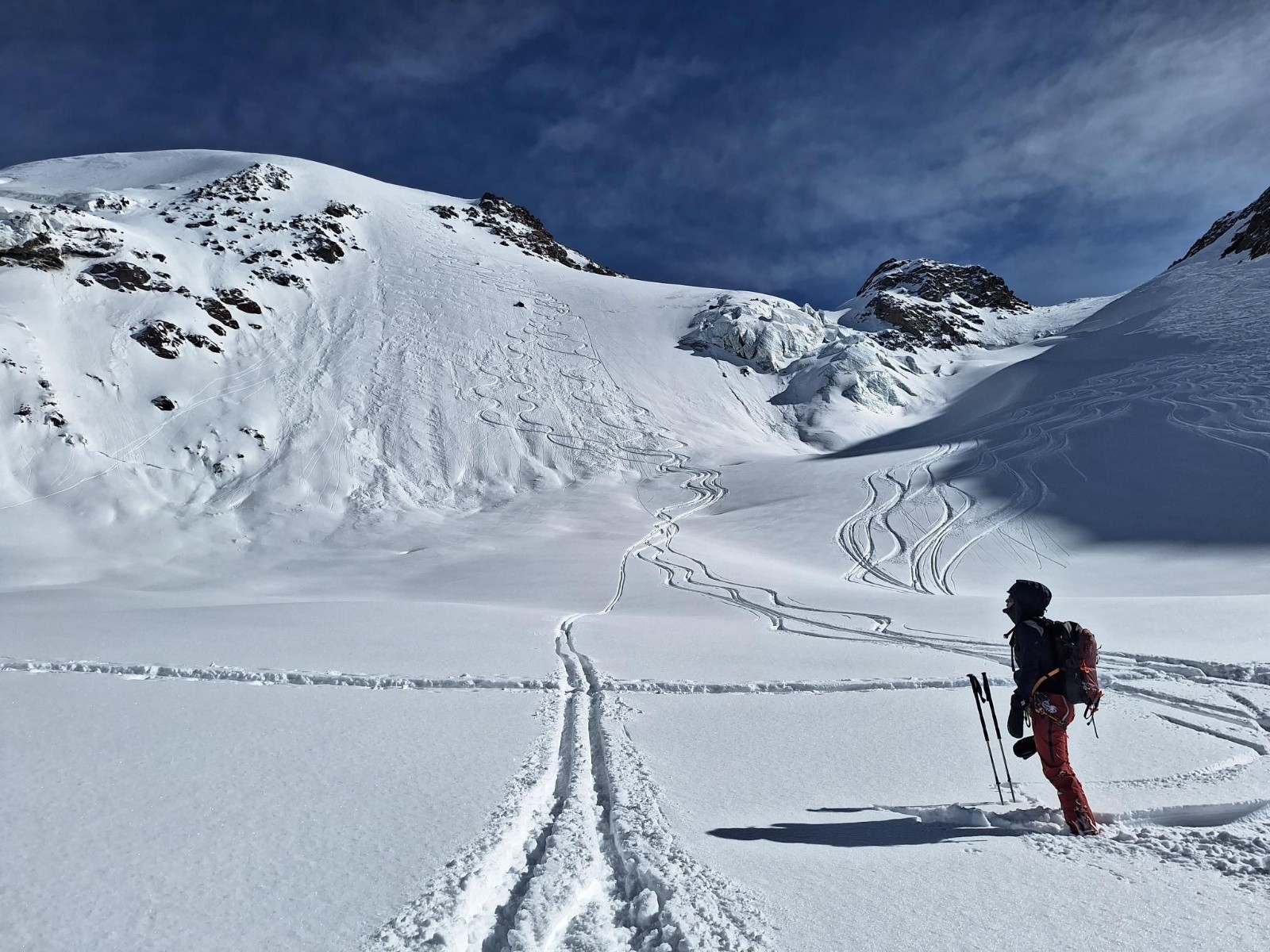 &nbsp;J3: Marine qui regarde nos traces dans la face NO du Cedevale, entre les séracs