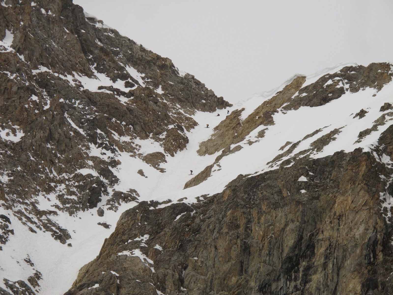 Une équipe descend de la brèche de la Plate des Agneaux