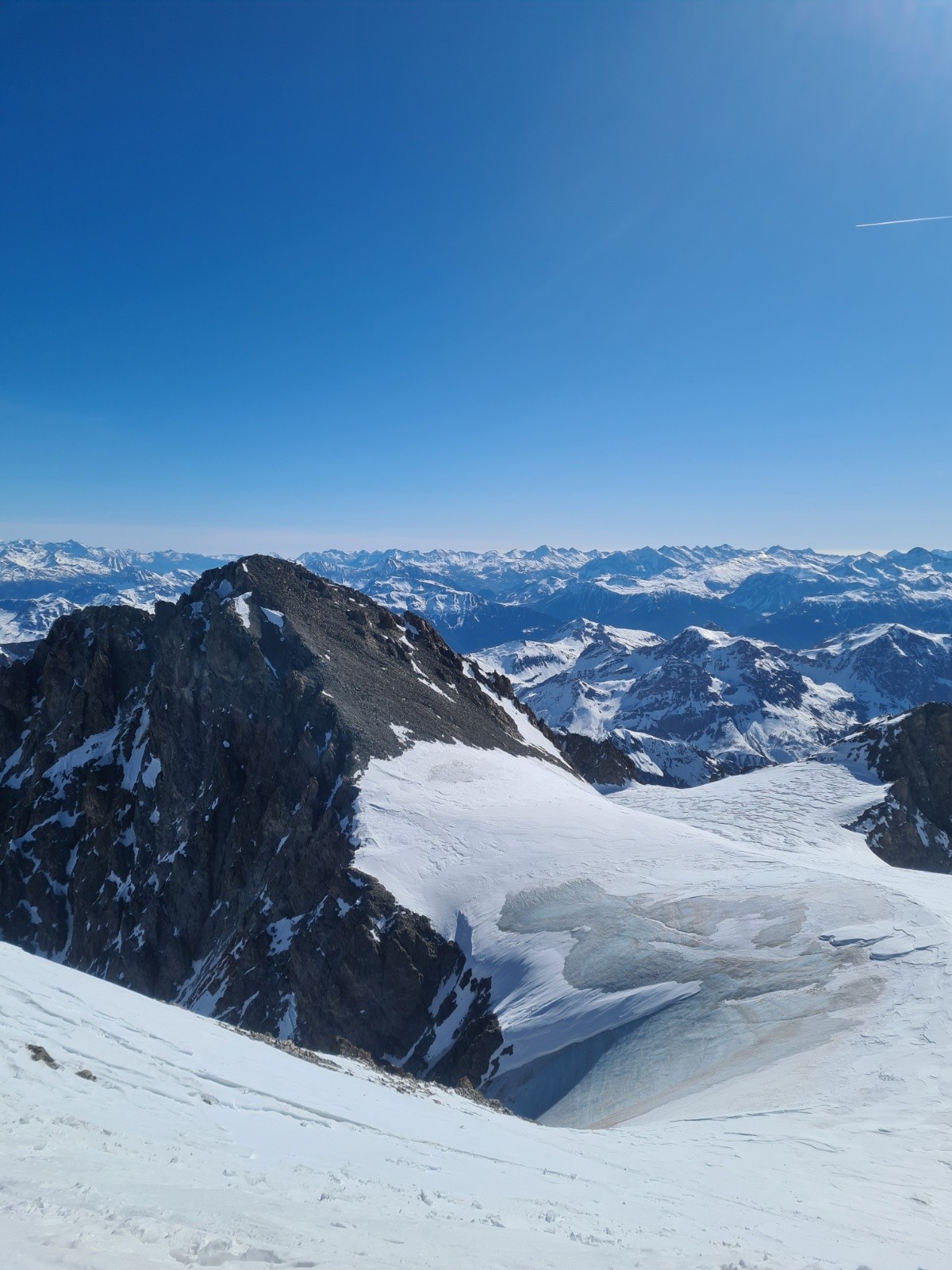 &nbsp;Vue sur le plateau glaciaire sommital dépits la pointe Puiseux (le glacier des violettes est plus loin derrière les plaques de glace)